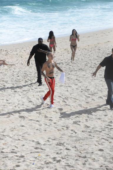 Justin Bieber curte praia de calça e sem camisa no Rio