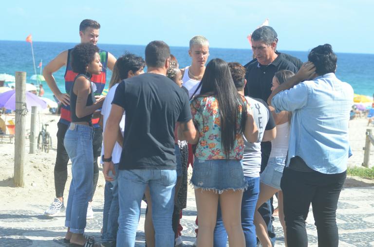 Justin Bieber é cercado por fãs na praia de Ipanema