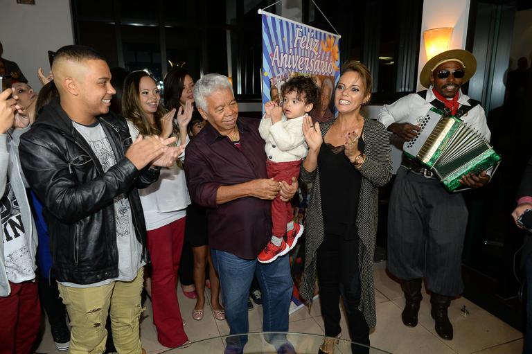 Roque ganha festa de aniversário nos bastidores do SBT