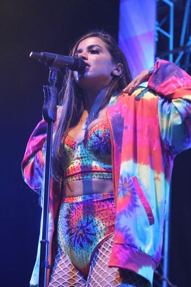 Anitta faz show sensual no Rio de Janeiro