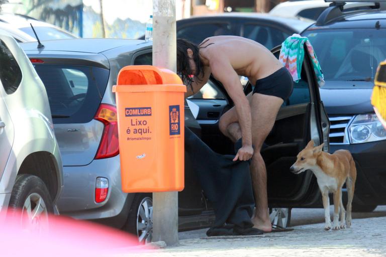 De cabelo solto, Tiago Iorc surfa no Rio e exibe boa forma ao trocar de roupa na rua