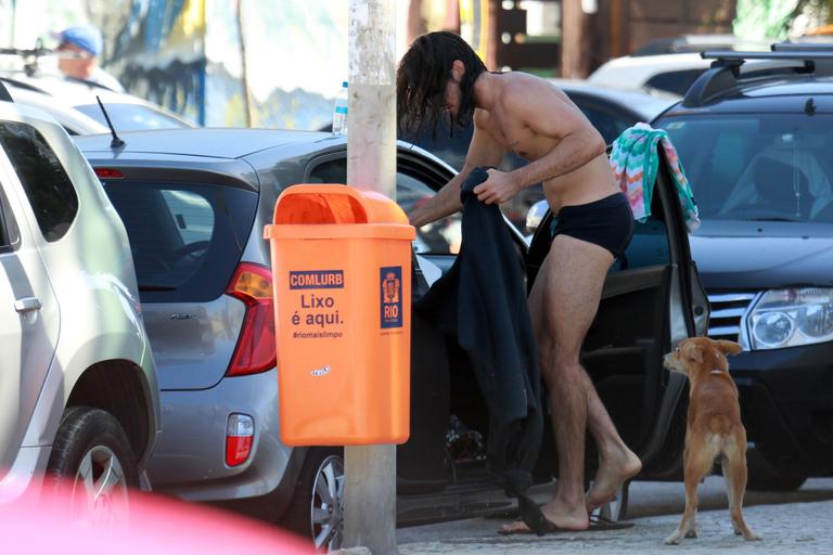 De cabelo solto, Tiago Iorc surfa no Rio e exibe boa forma ao trocar de roupa na rua