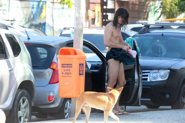 De cabelo solto, Tiago Iorc surfa no Rio e exibe boa forma ao trocar de roupa na rua