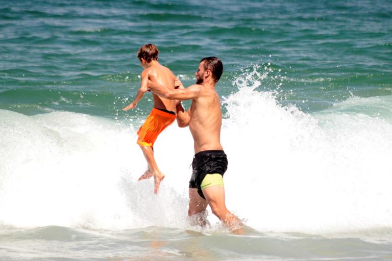 Rodrigo Hilbert curte dia na praia com os filhos gêmeos