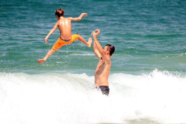 Rodrigo Hilbert curte dia na praia com os filhos gêmeos