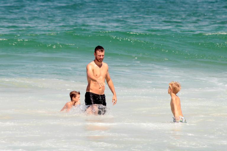 Rodrigo Hilbert curte dia na praia com os filhos gêmeos