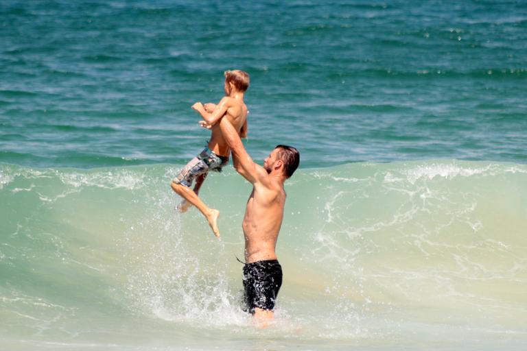 Rodrigo Hilbert curte dia na praia com os filhos gêmeos