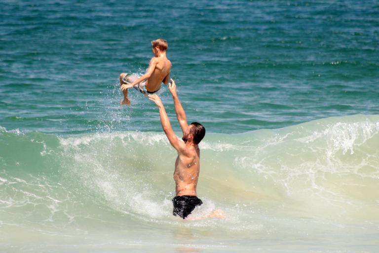 Rodrigo Hilbert curte dia na praia com os filhos gêmeos