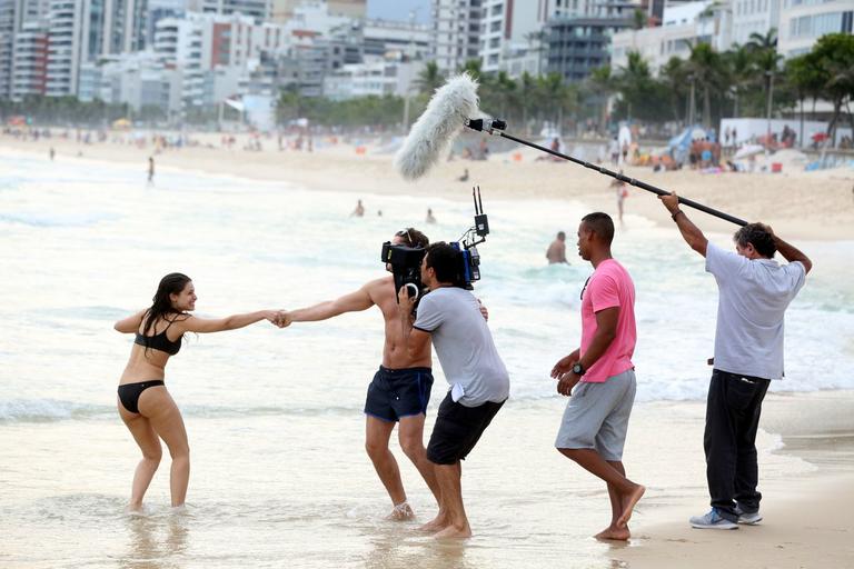 Klebber Toledo e Luisa Arraes gravam as cenas de nova série da Globo