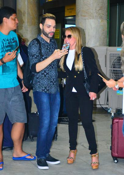 Zilu Camargo em aeroporto no Rio