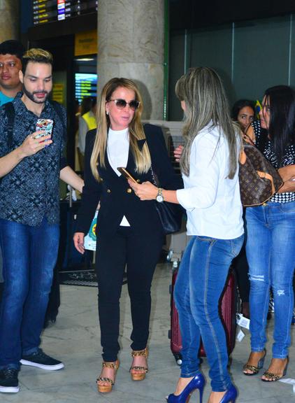 Zilu Camargo em aeroporto no Rio