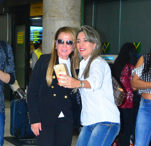 Zilu Camargo em aeroporto no Rio