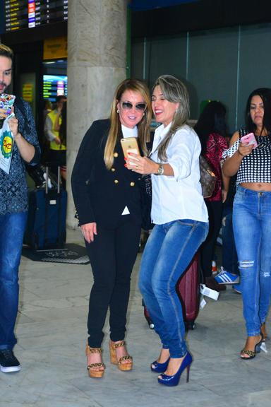 Zilu Camargo em aeroporto no Rio