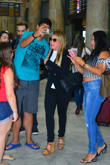 Zilu Camargo em aeroporto no Rio