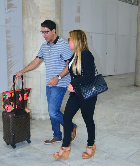 Zilu Camargo em aeroporto no Rio