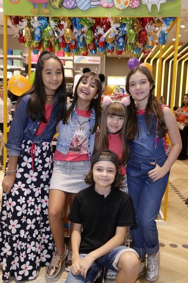 Nina Vangelino, Ana Julia Souza, Manuela Dieguez, Julia Berlim e Kevin Vechiatto