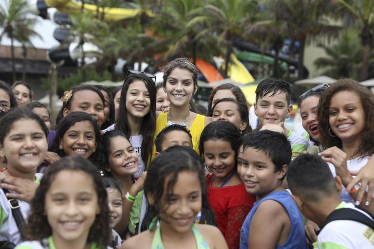 Isabella Santoni se diverte com crianças em ação do bem