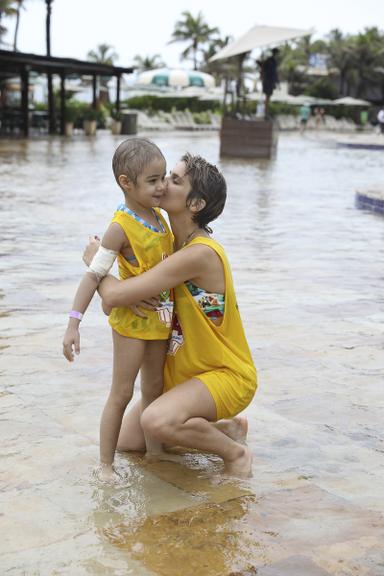 Isabella Santoni se diverte com crianças em ação do bem