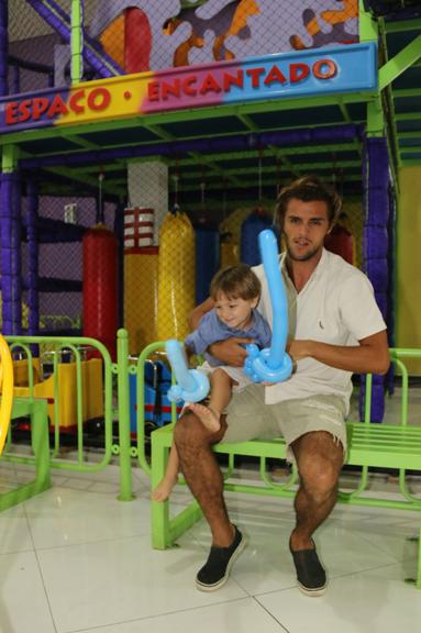 Felipe Simas faz festa de aniversário para o filho, Joaquim