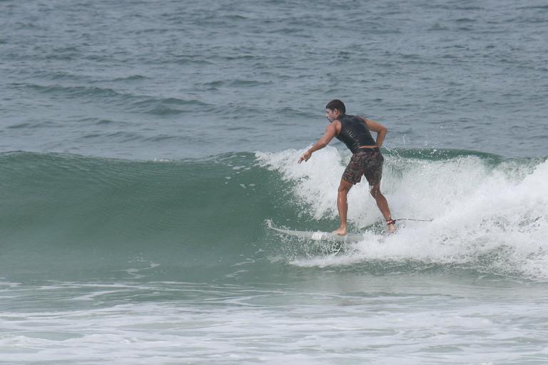 Cauã Reymond mostra habilidade no surfe