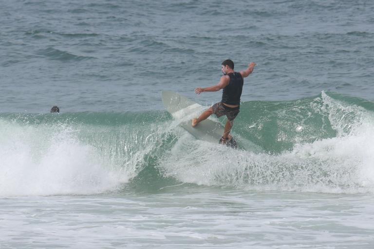 Cauã Reymond mostra habilidade no surfe