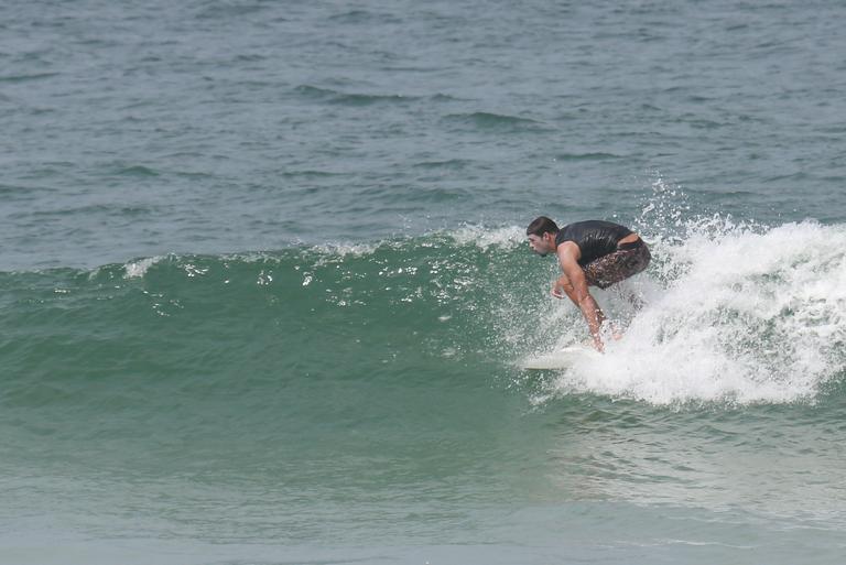 Cauã Reymond mostra habilidade no surfe