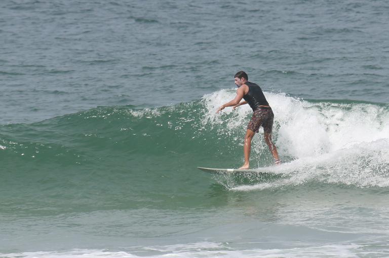 Cauã Reymond mostra habilidade no surfe