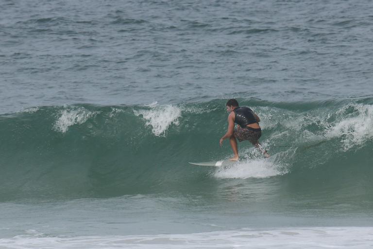 Cauã Reymond mostra habilidade no surfe