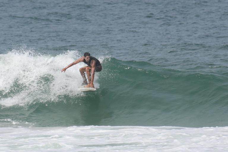 Cauã Reymond mostra habilidade no surfe