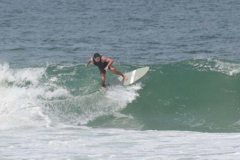 Cauã Reymond mostra habilidade no surfe