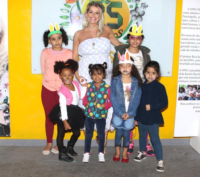 Karina Bacchi participa de evento da ONG Florescer