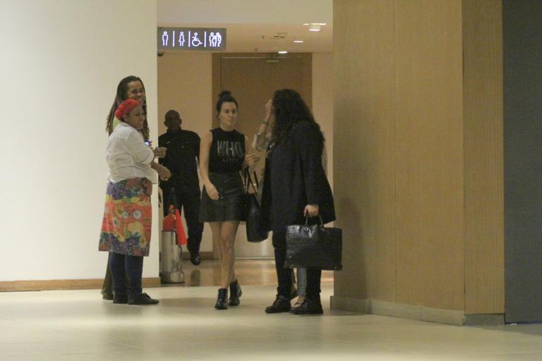 Ana Carolina e Leticia Lima se divertem em shopping