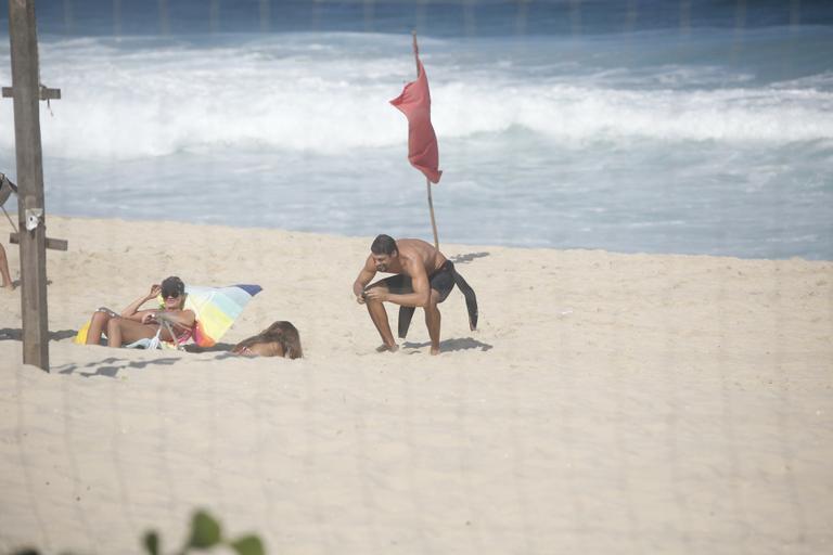 Cauã Reymond e Mariana Goldfarb namoram em praia do Rio