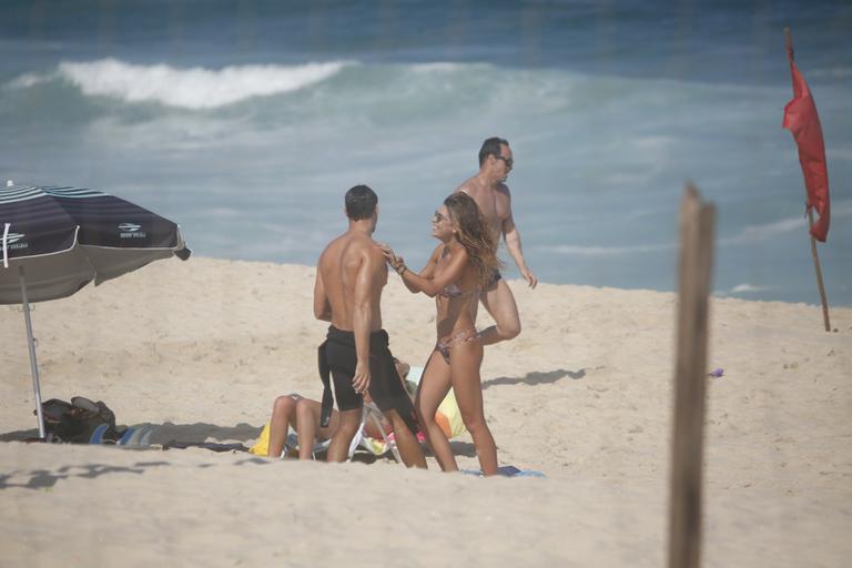 Cauã Reymond e Mariana Goldfarb namoram em praia do Rio