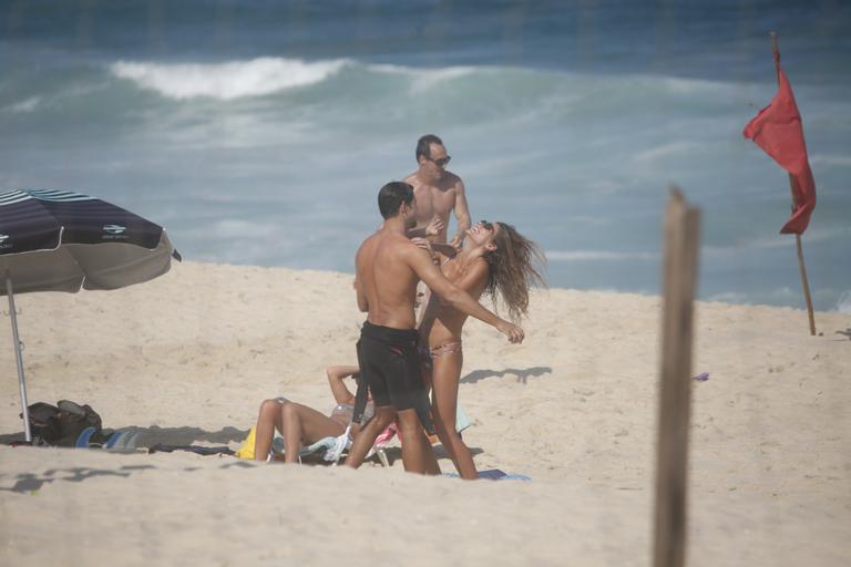 Cauã Reymond e Mariana Goldfarb namoram em praia do Rio