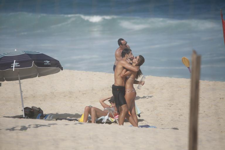 Cauã Reymond e Mariana Goldfarb namoram em praia do Rio