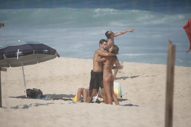 Cauã Reymond e Mariana Goldfarb namoram em praia do Rio