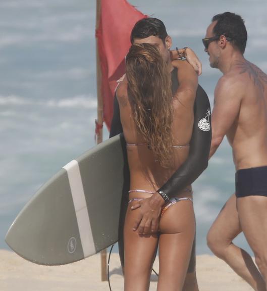 Cauã Reymond e Mariana Goldfarb namoram em praia do Rio