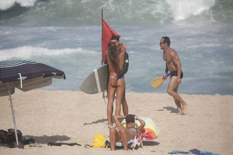 Cauã Reymond e Mariana Goldfarb namoram em praia do Rio