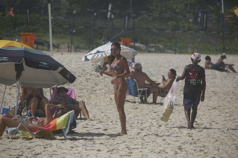 Cauã Reymond e Mariana Goldfarb namoram em praia do Rio