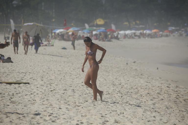 Cauã Reymond e Mariana Goldfarb namoram em praia do Rio