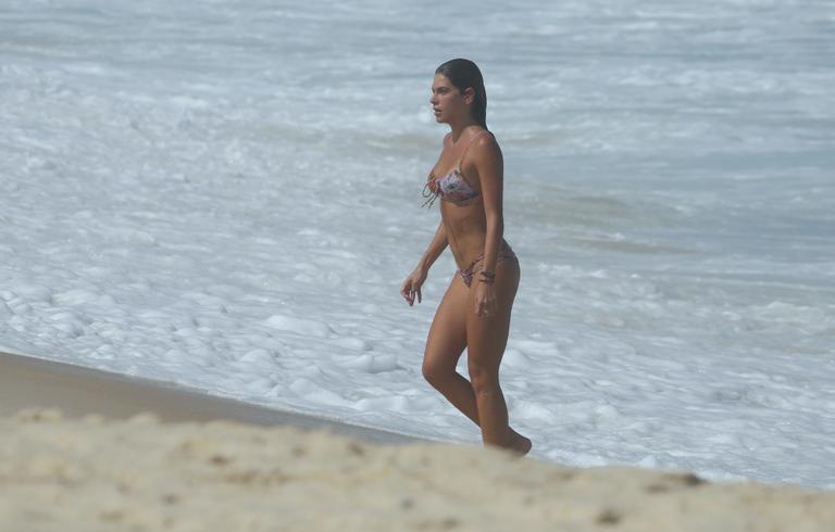 Cauã Reymond e Mariana Goldfarb namoram em praia do Rio