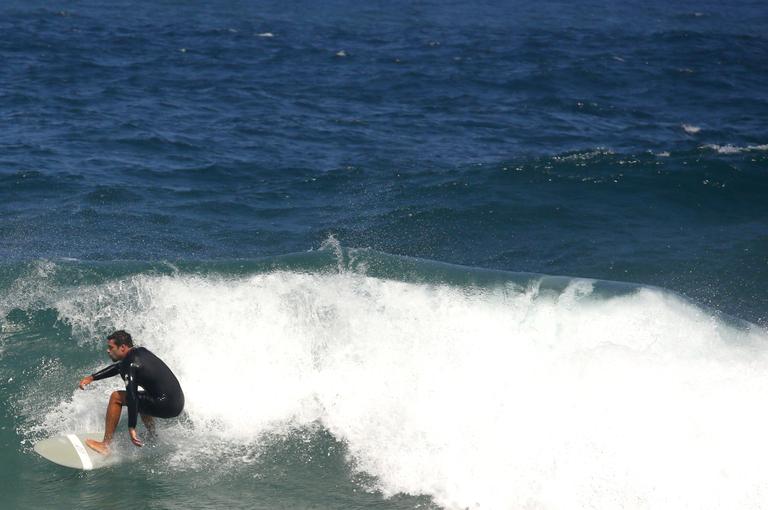 Cauã Reymond e Mariana Goldfarb namoram em praia do Rio