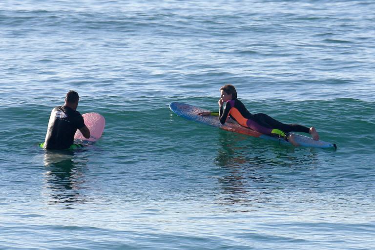 Isabella Santoni dá show em aula de surfe no Rio