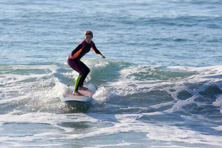 Isabella Santoni dá show em aula de surfe no Rio