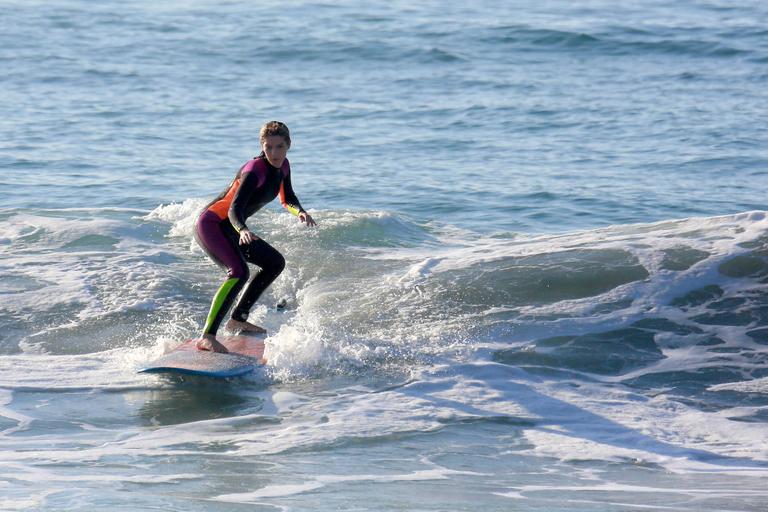 Isabella Santoni dá show em aula de surfe no Rio