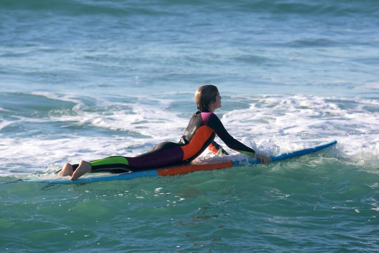 Isabella Santoni dá show em aula de surfe no Rio