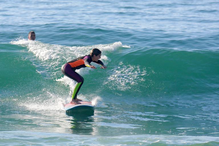 Isabella Santoni dá show em aula de surfe no Rio