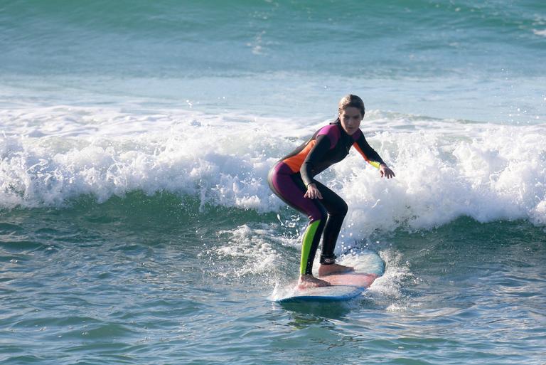 Isabella Santoni dá show em aula de surfe no Rio