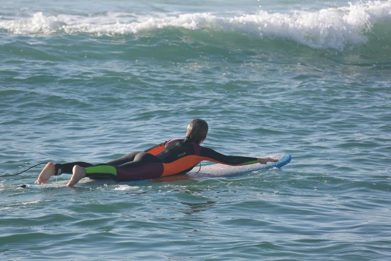 Isabella Santoni dá show em aula de surfe no Rio